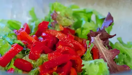 Roasted Bell Pepper, Crouton and Mixed Green Salad